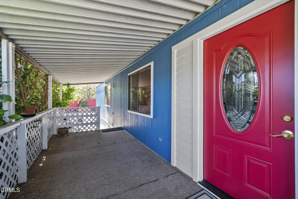 04-covered-front-porch-entry