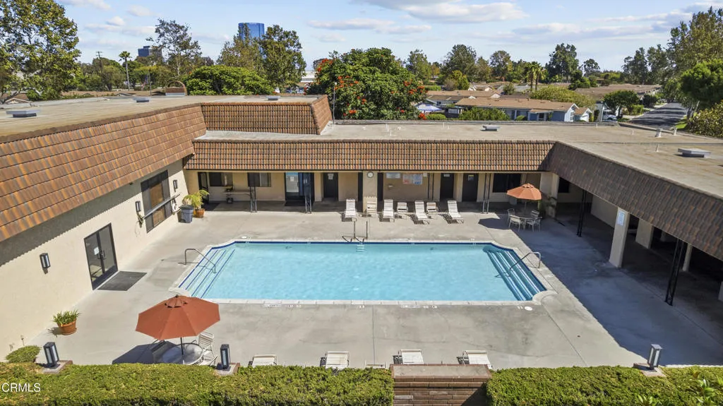 38-community-pool-and-clubhouse