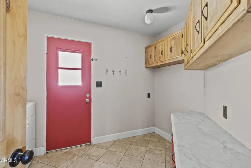 27-laundry-room-side-yard-access