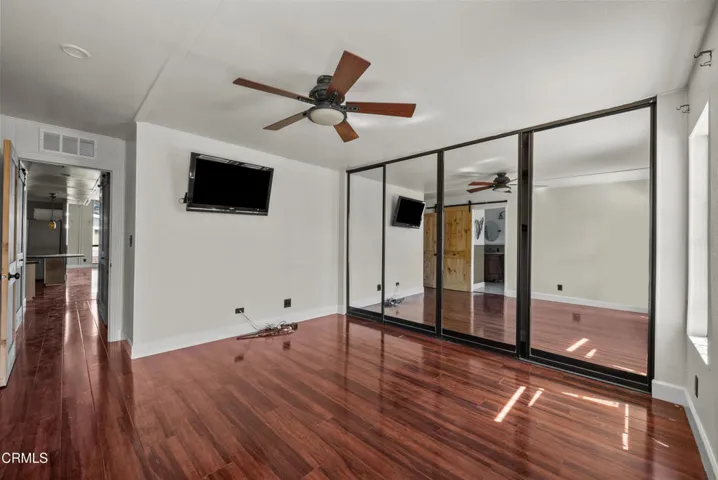 20-primary-bedroom-tv-wall