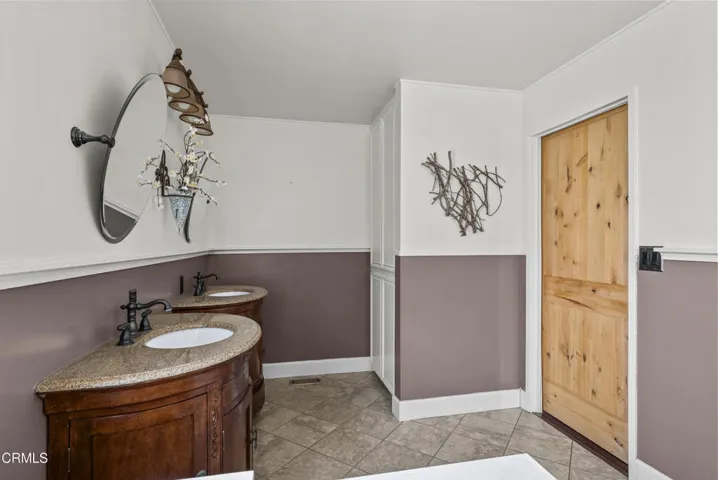 22-primary-bath-double-vanity-linen-towe