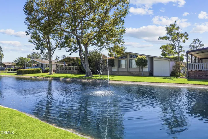 36-community-lake-fountain