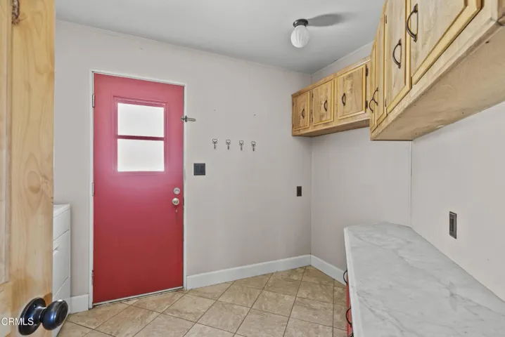 27-laundry-room-side-yard-access