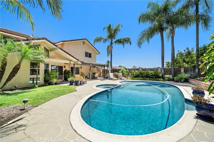 Inviting custom pool & spa that allow for numerous entertainment and relaxation experiences.
