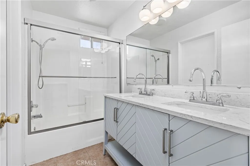Upstairs hall bathroom