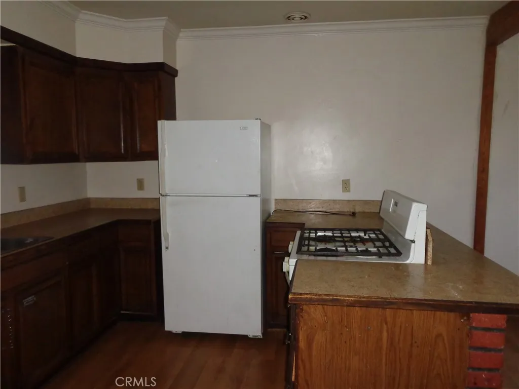 Kitchen refrigerator and stove