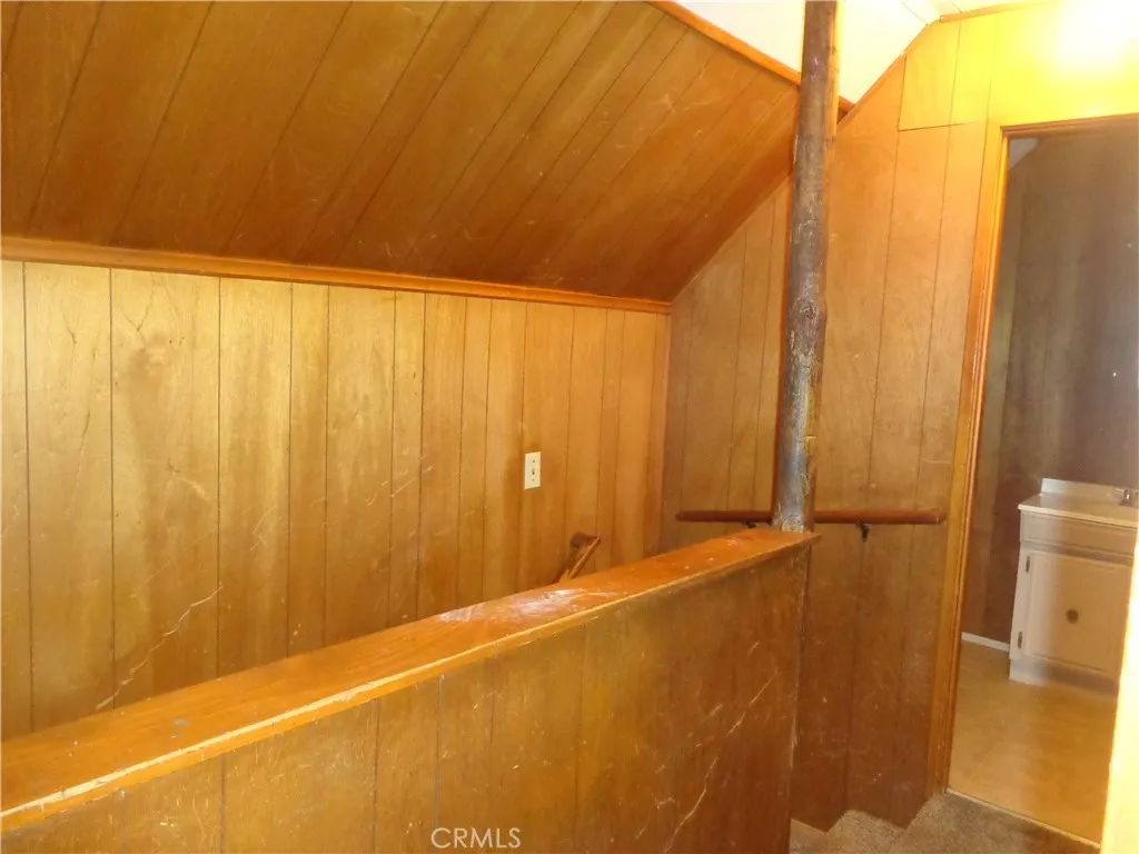 Second level hall