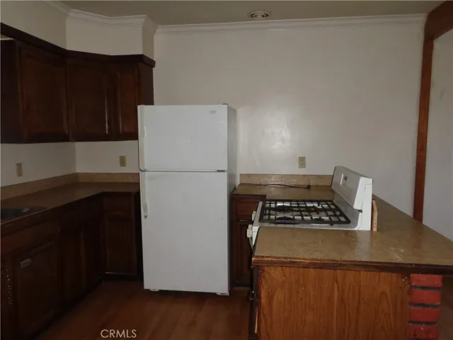 Kitchen refrigerator and stove