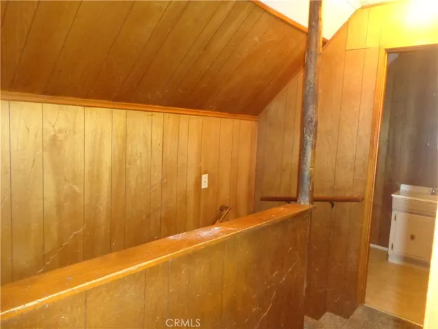Second level hall