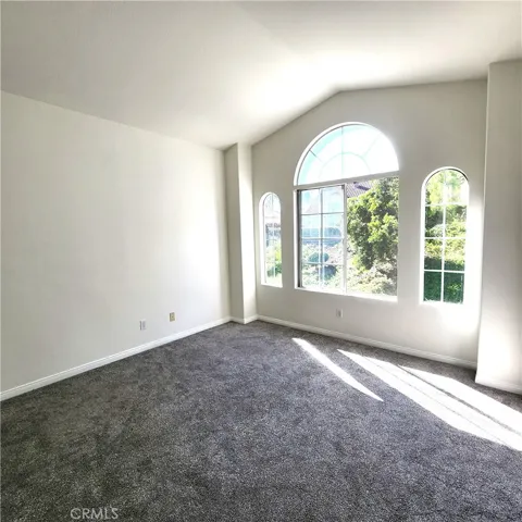 Bedr#2 with vaulted ceiling