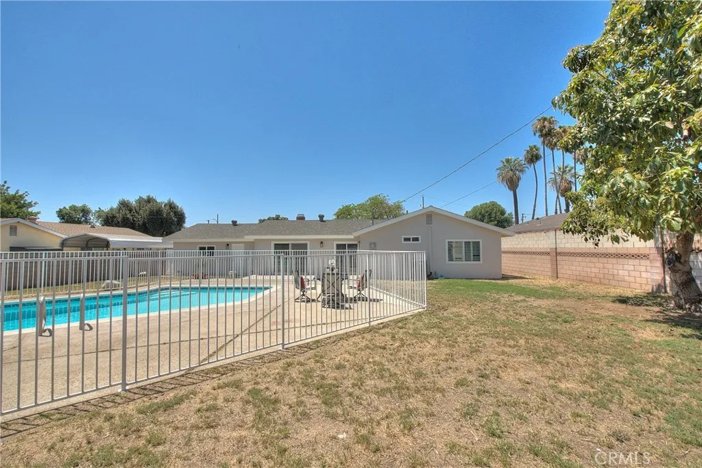 Sparilng Pool and Yard.