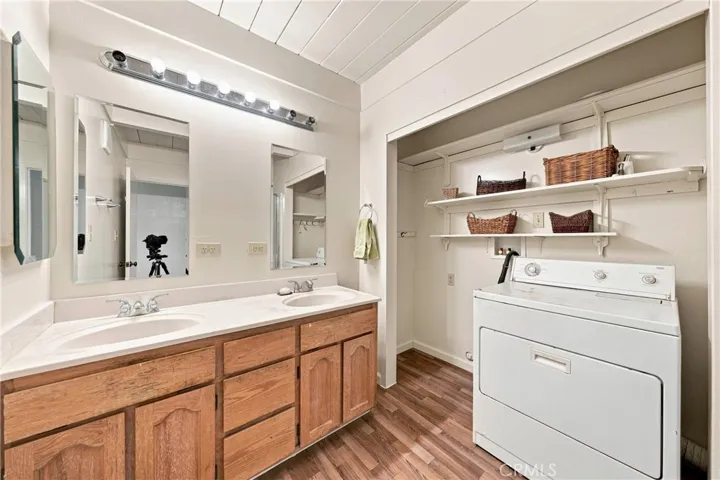 primary bathroom with laundr hook-up