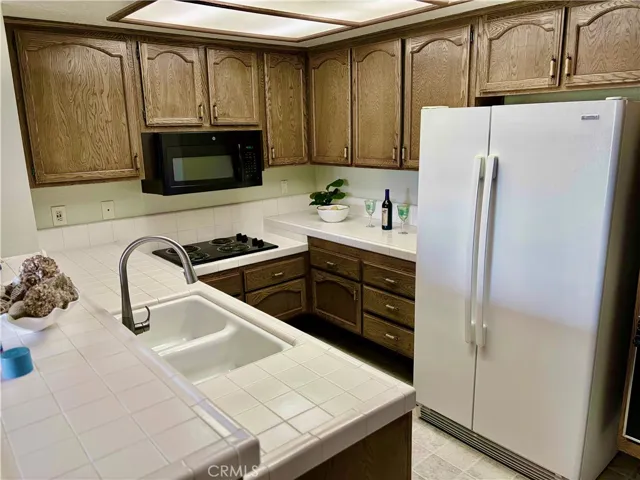 Kitchen with peninsula sink