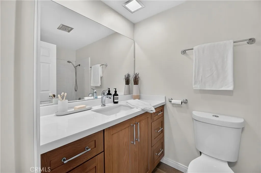 Middle Full Bathroom