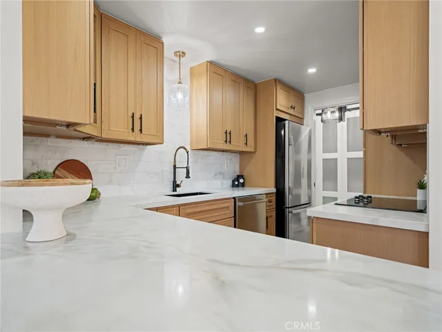 Well lit space to cook and entertain