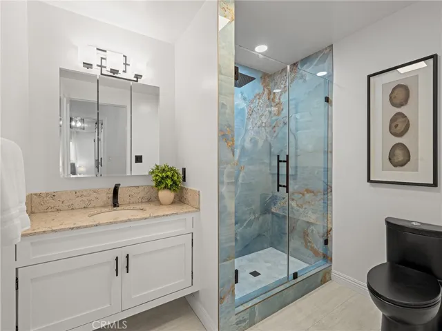 Your guests will be amazed at the detail of this beautiful dual head small step shower.