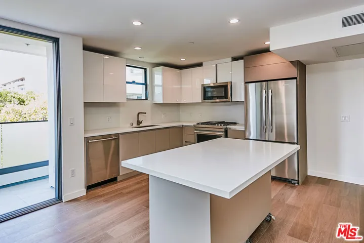328 N Maple Drive 204, Beverly Hills, California 90210 — photo 4