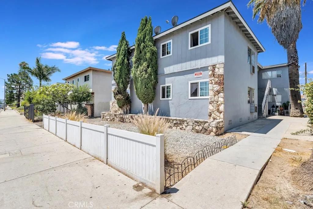 6925 Whitsett