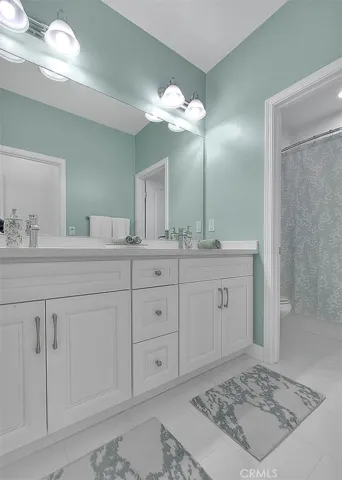 Upstairs full guest bathroom