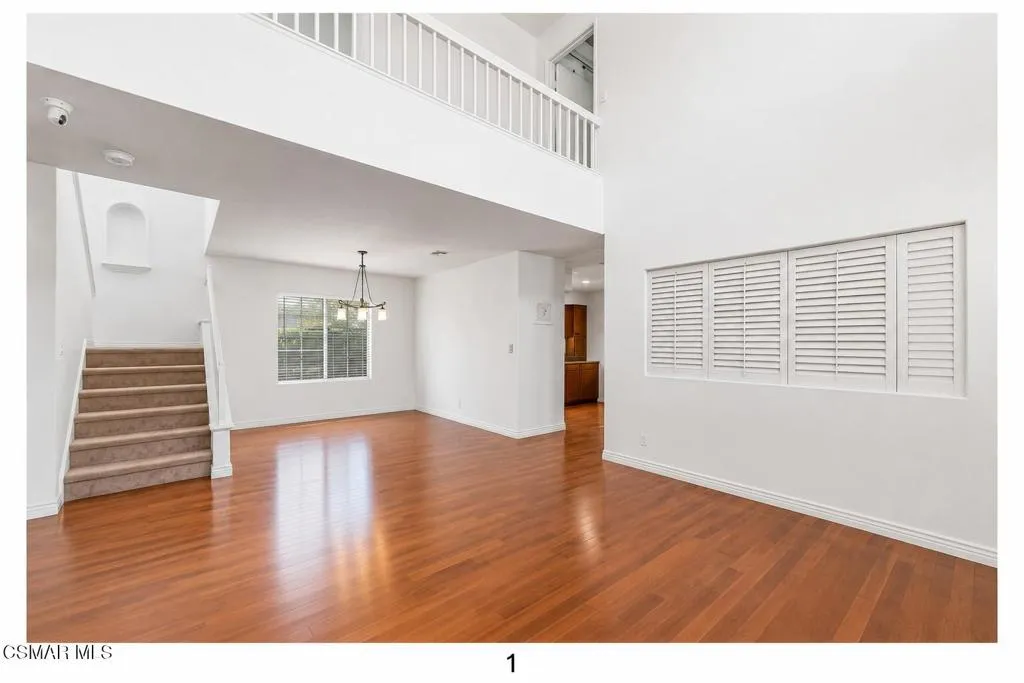 Entry/Living Room