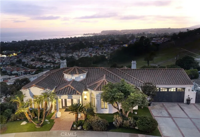 Set on an elevated homesite overlooking the coastline, the residence enjoys sweeping Pacific Ocean, Catalina, Dana Point Harbor, Headlands, and sparkling evening city-light views.