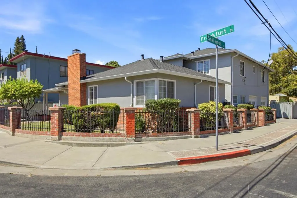 1131 Frankfurt Ave
