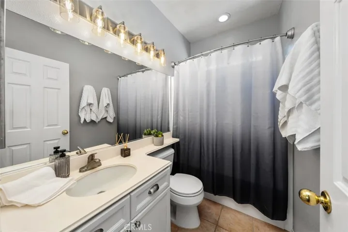 Full secondary bathroom serving the upstairs bedrooms