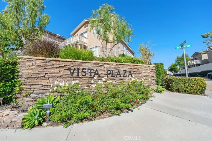 Welcome to Vista Plaza, a desirable Aliso Viejo community offering resort-style amenities and an exceptional location