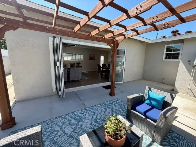The accordion glass door in the back living
room offers the perfect blend of indoor-outdoor living