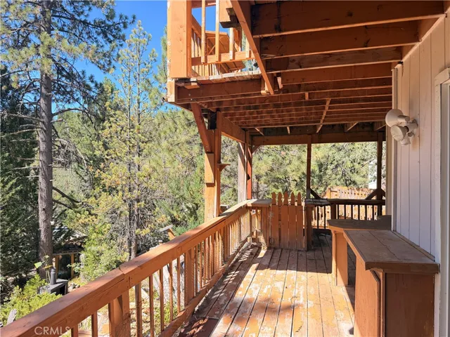 Bottom deck