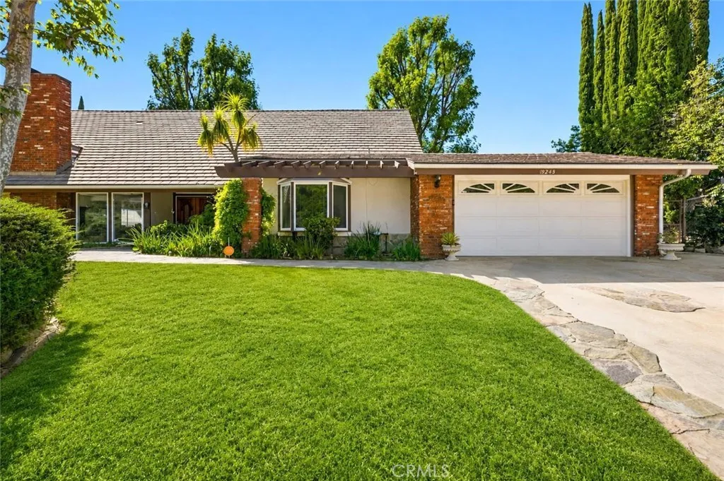 19245 Berclair Lane!Located on a quiet Cul-de Sac Street