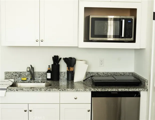 Guest unit kitchen