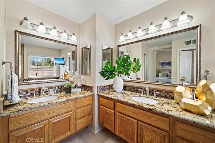 Primary ensuite - dual sinks separate vanities