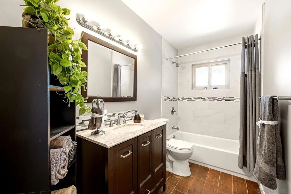 2nd Bathroom with tub.