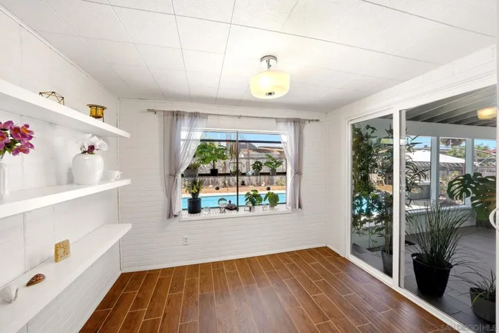 Breakfast nook with garden window, view to the pool.