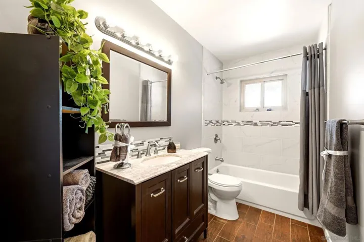 2nd Bathroom with tub.