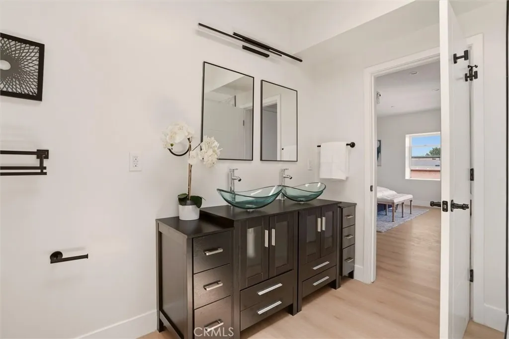 Double sinks in primary bathroom