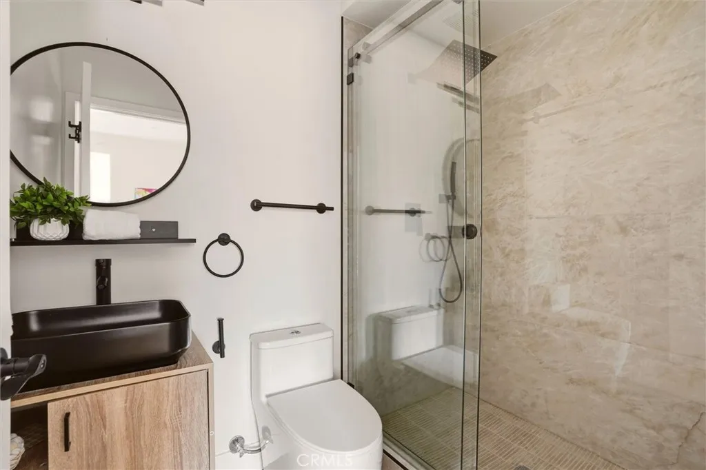 Second level bathroom, modern features