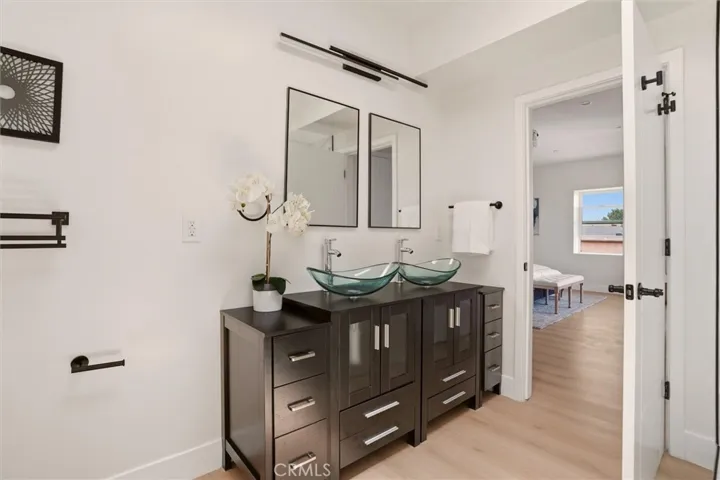 Double sinks in primary bathroom