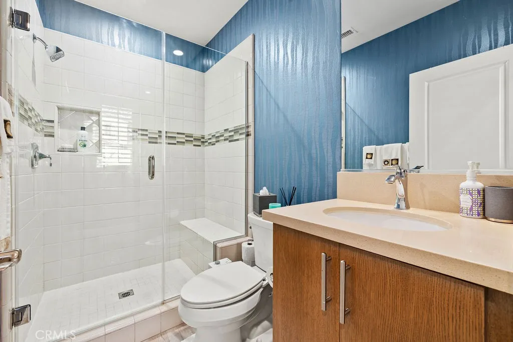Bathroom 1:  Downstairs full bathroom adjacent to downstairs bedroom