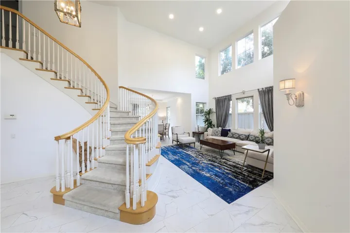 Sweeping staircase