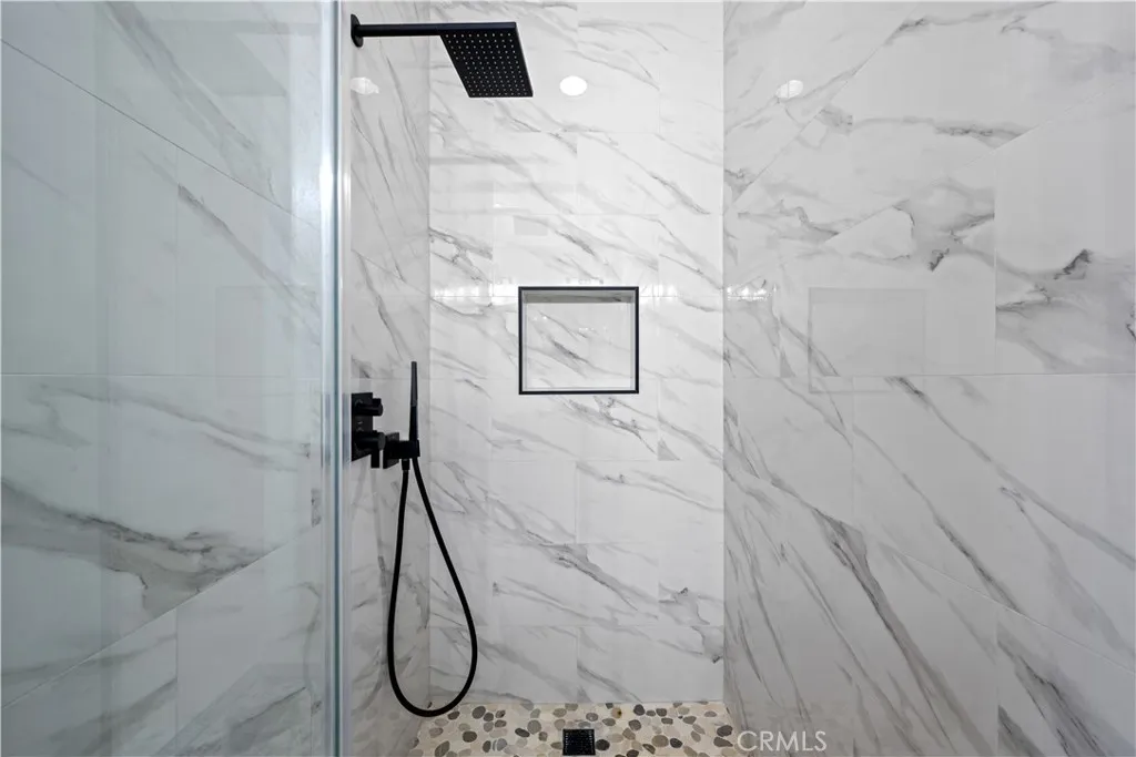Frameless Walk-In Shower (Hansgrohe)