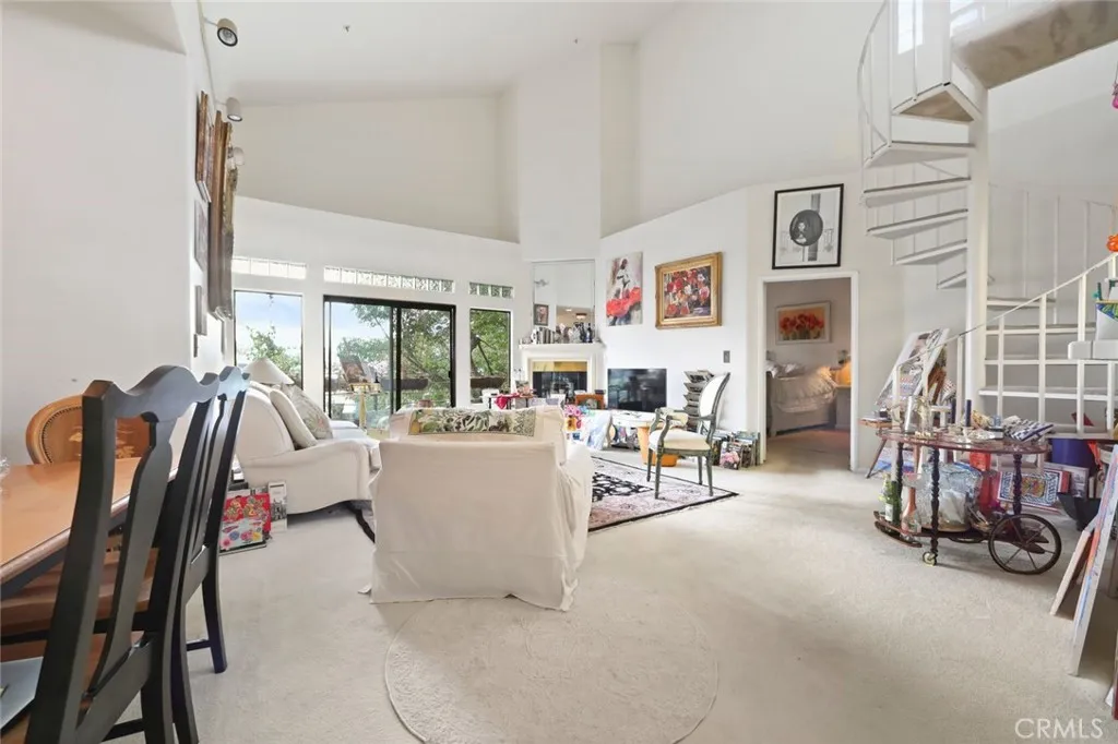 Spacious Livingroom w/2 story high ceiling