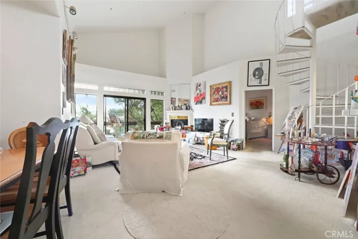 Spacious Livingroom w/2 story high ceiling
