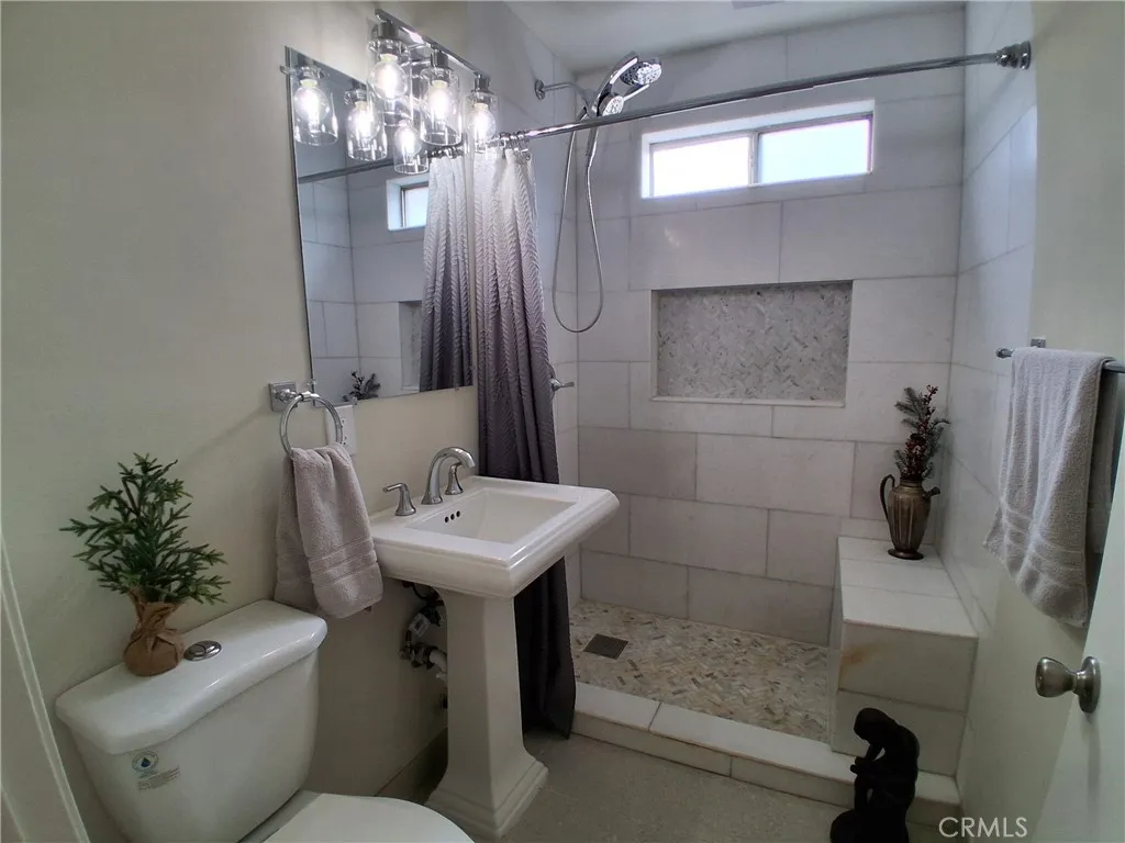 Fresh, clean, and beautifully refreshed—the perfect space for family and guests. Fresh, clean, and beautifully refreshed—the perfect space for family and guests.