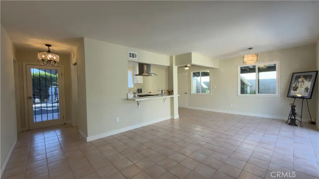 OPEN FLOOR PLAN .