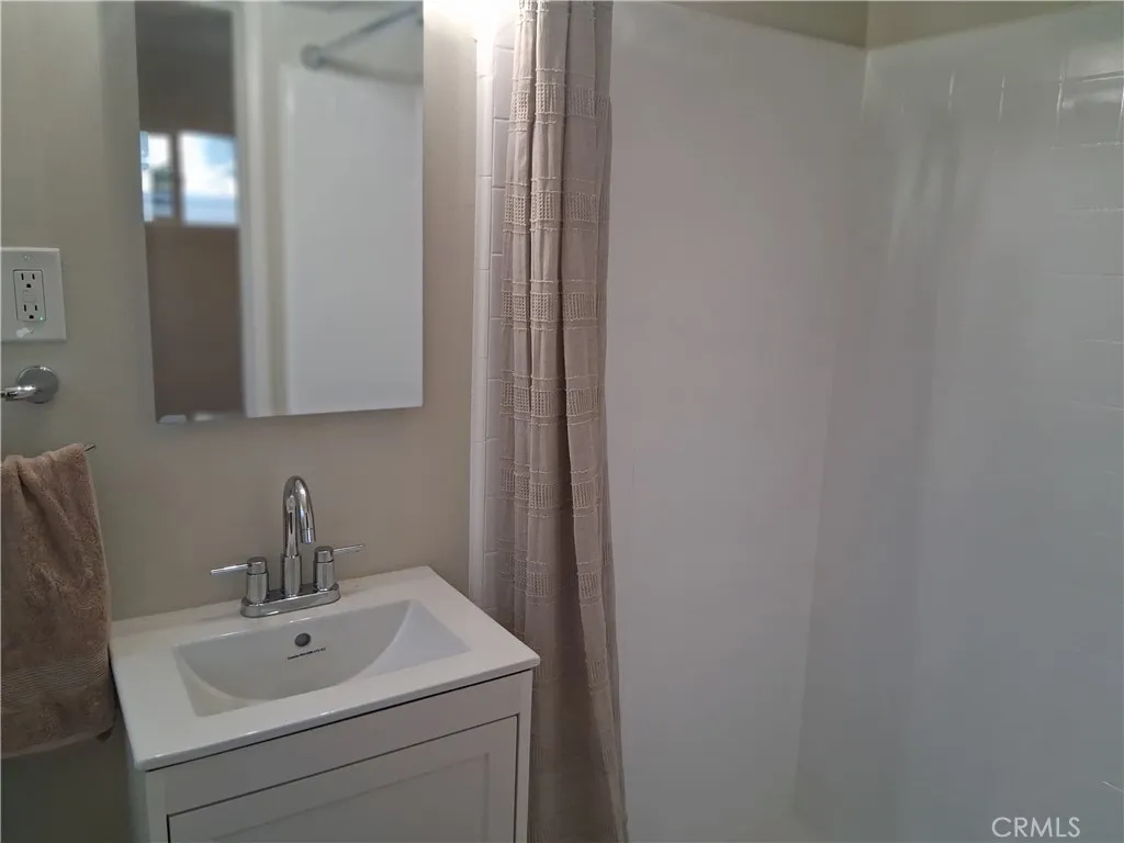 Freshly painted and bright, creating a clean and inviting space to start and end your day. Freshly painted and bright, creating a clean and inviting space to start and end your day.
