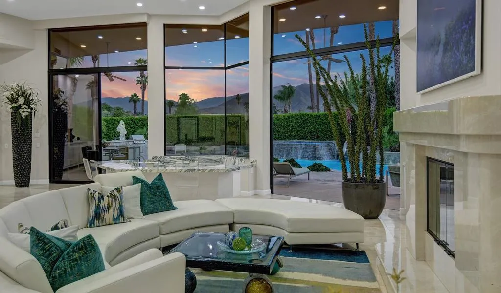 SUNSET LIVING SPACE TO VIEW
