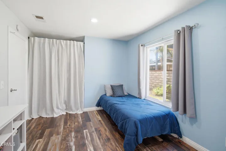 27_bedroom