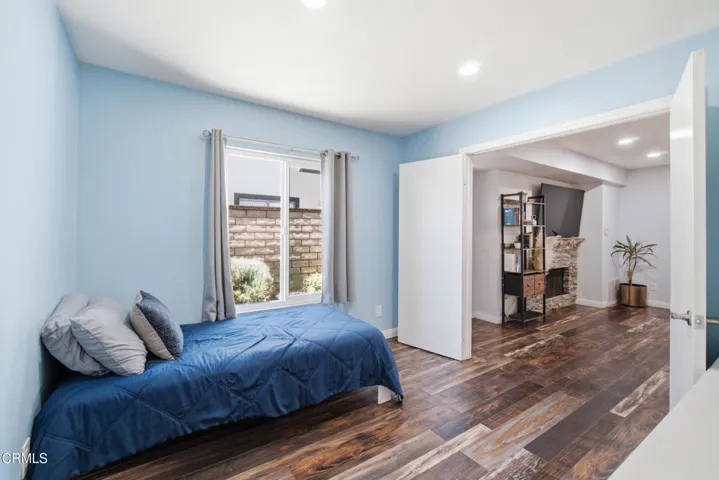 28_bedroom